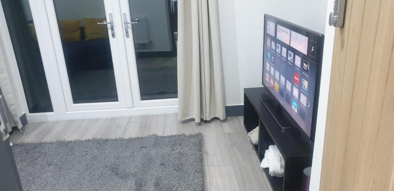 Homestay In Birmingham Sleeps 8 - Free Parking & Wifi Bagian luar foto